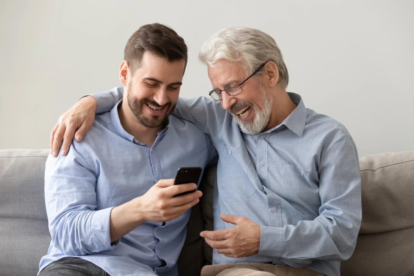 Twee mensen bekijken samen informatie op een telefoon