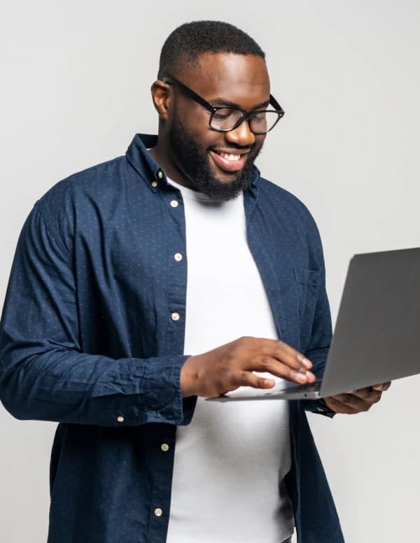 Iemand werkt op een laptop aan een persoonlijk overzicht